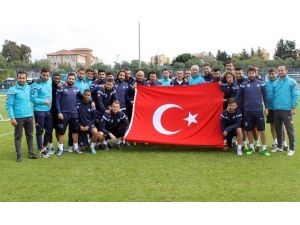 Adana Demirspor Antrenmana Türk Bayrağıyla Çıktı