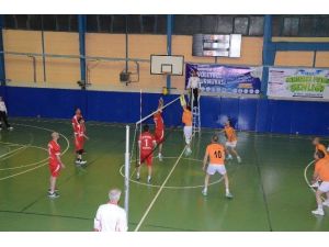 Bozüyük Belediyesi Kurumlar Arası Voleybol Turnuvası’nda Şehitler İçin Saygı Duruşu