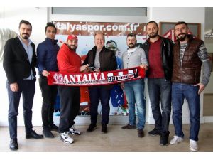 Antalyaspor Taraftarından Gencer’e Hediye Çorap