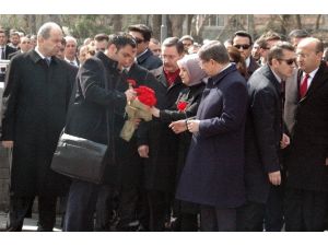 Başbakan Davutoğlu, Kızılay’da Esnafları Ziyaret Etti