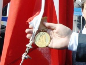 ‘Çanakkale Geçilmez’ Yazılı Altın Madalya, Türk Bayrağıyla Buluşacak