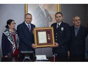 Gazi Polise Devlet Övünç Madalyası Verildi