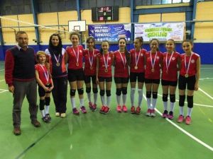 Bilecik’te Küçük Kızlar Kulüplü Voleybol İl Birincisi Gençlik Spor Kulübü Oldu