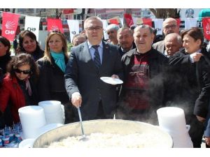 Uşak CHP, Çanakkale Zaferi’ni Pilav Ve Ayran Dağıtarak Kutladı