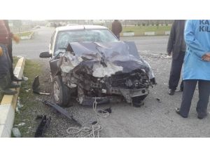 Otomobil Kamyona Çarptı: 3 Yaralı