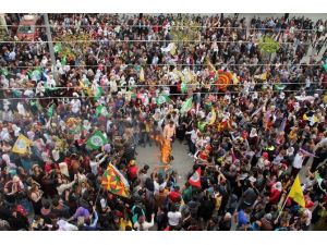 İstanbul’da Patlama Oldu, HDP Mersin’de Nevruz’u Kutladı