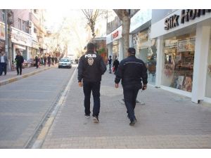 Polisler Sivil Ve Resmi Kıyafetlerle Halkın Arasında