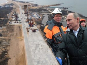 Türk Gemisi, Putin'in Kırım Köprüsüne Çarptı