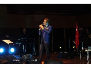 Erol Evgin İzmirlileri ’Mustafa Kemal’ Konseriyle Büyüledi