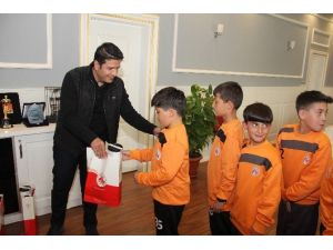Minik Futbolcular Nürnberg Turnuvası Öncesi Başkan Genç’i Ziyaret Etti