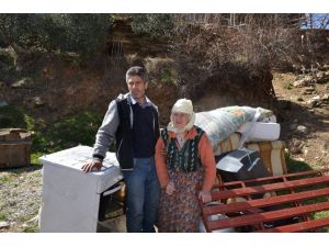 Aydın Büyükşehir Karacasu’da Evi Yanan Aileye Yardım Elini Uzattı