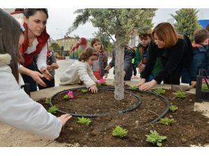 Konyaaltı Belediyesi Kreşi’nin Minik Öğrencileri Çiçek Dikti