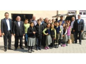 Alaşehirli Öğrencilerden Türkmenlere Giyecek Yardımı