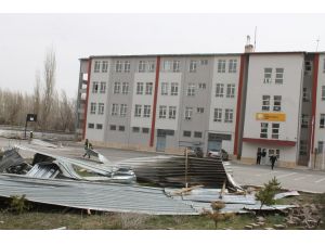 Şiddetli lodos okulun çatısını uçurdu