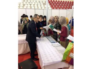 Ahmet Yesevi Üniversitesi Eğitim Fuarlarında Öğrencilerin Gözdesi