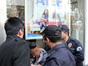 Davutoğlu’nun Manisa Ziyaretinde Bir Gözaltı