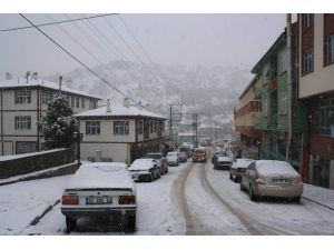 Kar Yağışı Derbent’i Beyaza Bürüdü