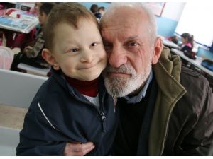73 Yaşındaki Dede, Böbreğiyle Torununu Hayata Bağladı