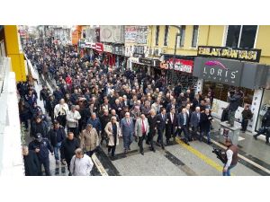 Saldırıya Uğrayan CHP İl Başkanı İçin Partililer Kol Kola Yürüdü