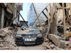 Beyoğlu’nda 100 Yıllık Bina Böyle Çöktü