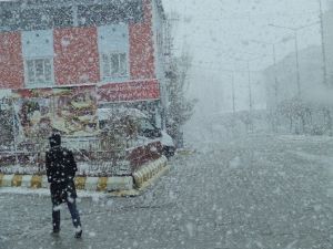 Malazgirt’te Lapa Lapa Kar Yağışı