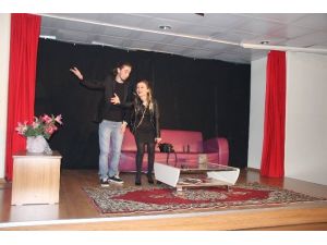 Burhaniye’de Üniversiteli Gençlerden Tiyatro Gösterisi