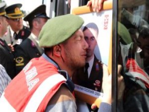 Kahraman Yüzbaşı Halil Özdemir'in Askeri, Fotoğrafına Sarılıp Ağladı
