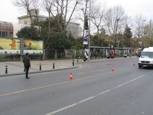 İstanbul’da Durakta Unutulan Çanta Polisi Alarma Geçirdi