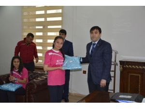 Viranşehir’de Kaymakamı Citer, Şanlıurfa Şampiyonu Olan Hentbol Takımını Ödüllendirdi