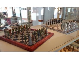 Rekortmen müzede Bush ve Saddam'ın da olduğu 560 satranç takımı sergileniyor