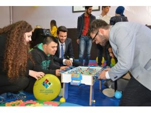 Üniversite Öğrencileri Özel Eğitim Alan Çocukları Oyun Oynayarak Eğitiyor