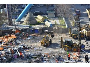 İtfaiye Meydanı’ndaki Telefoncular Çarşısı Kaldırıldı