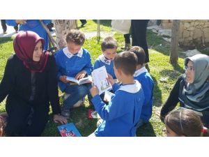 AK Partili Kadınlar,çocuklarla Birlikte Kitap Okudu