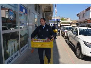 Zabıta, sağlıksız şartlarda sokakta satılan Suriye ekmeğine izin vermedi