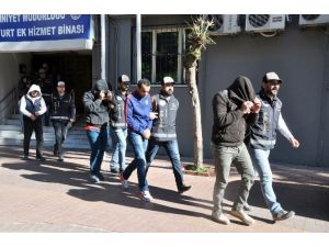 İzmir Polisinden Göçmen Kaçakçılarına Darbe