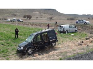 Hafif ticari araçla minibüs kavşakta çarpıştı: 1 ölü, 7 yaralı