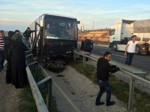 Umrecileri Taşıyan Otobüs Kaza Yaptı: 2 Yaralı