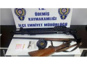İzmir’de ’Dur’ İhtarına Uymayan Araçtan Uyuşturucu Çıktı