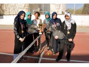 Teniste, Anadolu Kız İmam Hatip Lisesi yenilgisiz şampiyon oldu