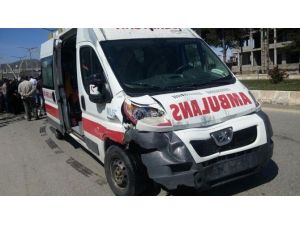 Ambulansla Otomobil Çarpıştı: 2 Yaralı