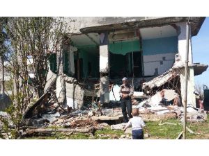 İdil’de Evinin Enkazının Üzerinde Namaz Kılan 77 Yaşındaki Vatandaşın Dramı Yürekleri Dağlıyor