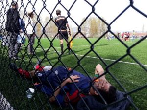Maçta Sakatlanan Sporcu Saha Kenarında Yerde Yatarak Ambulans Bekledi