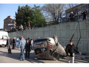 Korkuluklara Çarpan Otomobil Köprüden Uçtu: 2 Yaralı