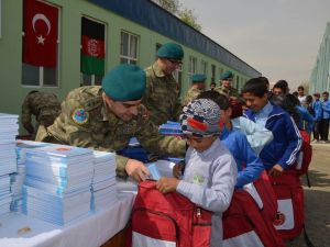 Mehmetçik, Afgan öğrencileri kırtasiye yardımında bulundu