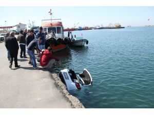 Sürücüsünün el frenini çekmeyi unuttuğu otomobil denize düştü