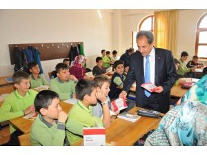 Akşehir Belediyesi’nden Öğrencilere Hadis Kitabı