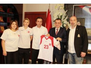 U17 Bayan Hentbol Milli Takımı’ndan Başkan Sağıroğlu’na Ziyaret