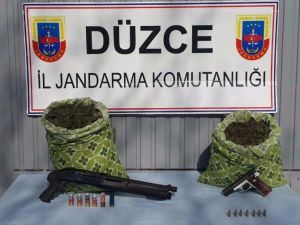 Düzce’de Jandarmadan Silah Ve Uyuşturucu Baskını