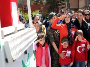 Şehit Babalarını Türk Bayraklı Tişört Giyerek Uğurladılar