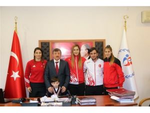 Altınova Tersaneler Spor Kulübü’nün 6 Bayan Güreşçisi Olimpiyat Kampına Davet Edildi